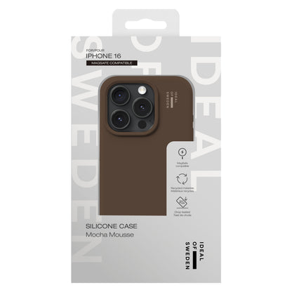 IDEAL OF SWEDEN Mocha Mousse silikone MagSafe cover til iPhone 16 i hvid/grå æske med MagSafe-logo og brandnavn.
