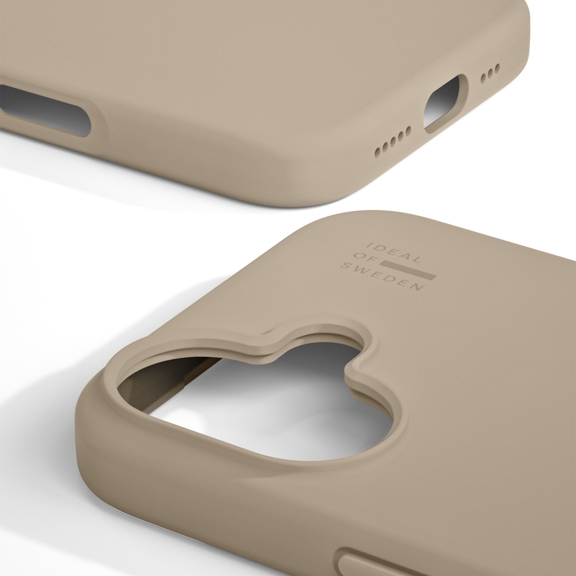 IDEAL OF SWEDEN Silikone MagSafe Cover Perfect Beige til iPhone 16 med afrundede kanter, udskæringer og logo på bagsiden.