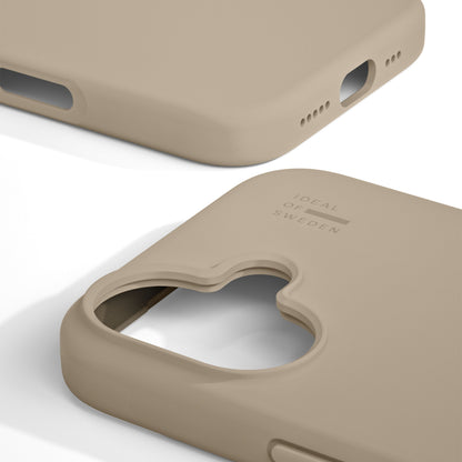 IDEAL OF SWEDEN Silikone MagSafe Cover Perfect Beige til iPhone 16 med afrundede kanter, udskæringer og logo på bagsiden.