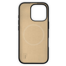 IDEAL OF SWEDEN sort silikone MagSafe cover til iPhone 16 Pro med IDEAL OF SWEDEN logo.