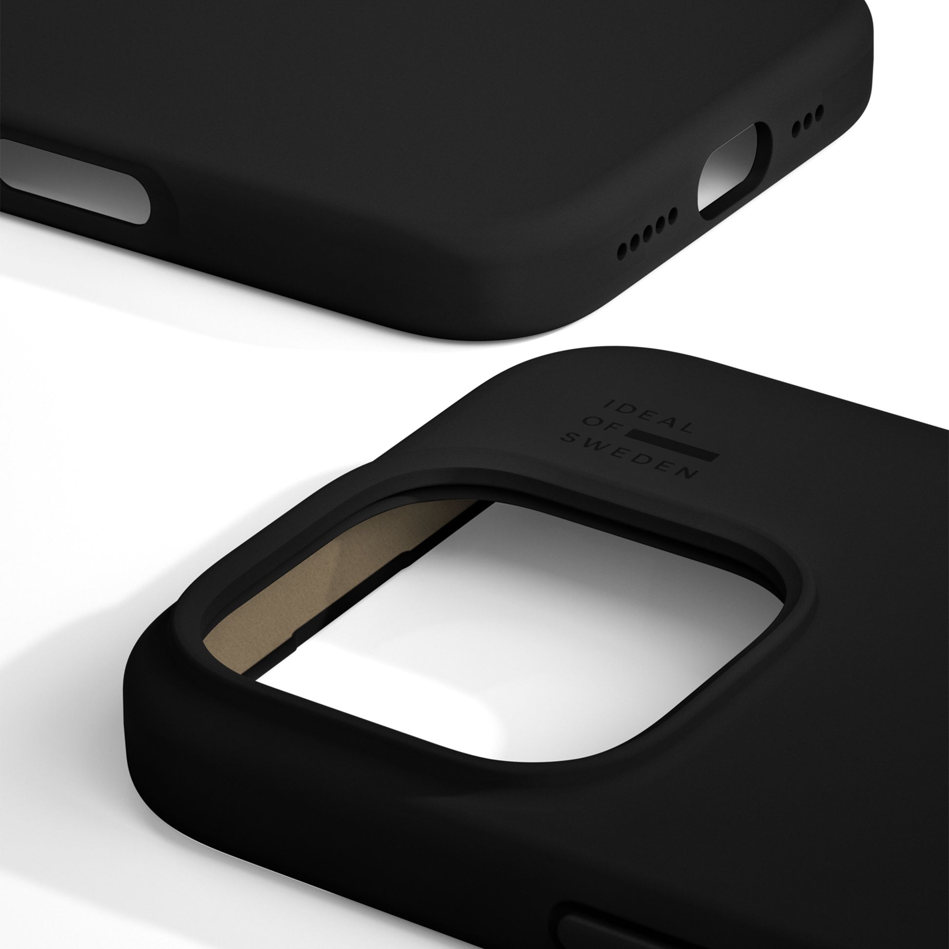 IDEAL OF SWEDEN Silikone MagSafe Cover sort til iPhone 16 Pro med kamera- og ladeudskæringer, præget logo ved kamera.