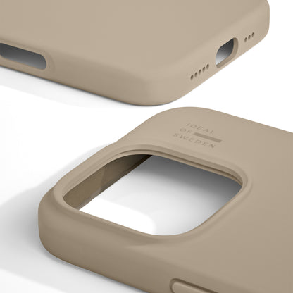 IDEAL OF SWEDEN Silikone MagSafe Cover i Perfect Beige til iPhone 16 Pro med præcise udskæringer og logo ved kameraet.