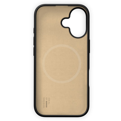 IDEAL OF SWEDEN Silicone MagSafe Cover iPhone 17 sort, logo nederst, central cirkelkontur, udskæring til kamera øverst til højre.