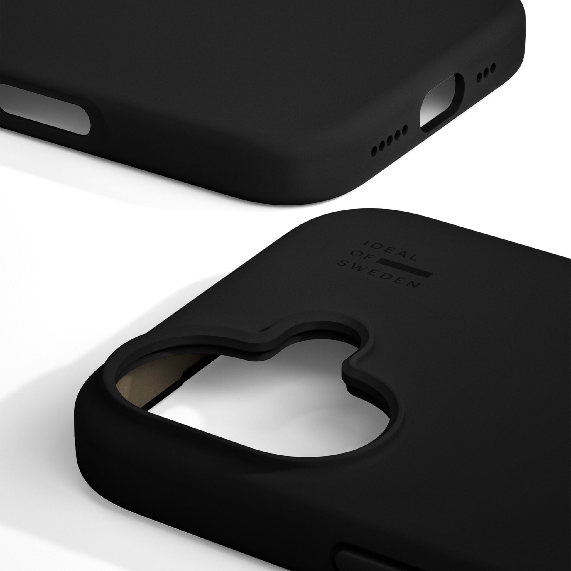 IDEAL OF SWEDEN Silikone MagSafe Cover iPhone 17 sort med hjerteformet kameraudskæring, præget logo, mat finish.