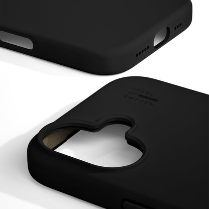 IDEAL OF SWEDEN Silikone MagSafe Cover iPhone 17 sort med hjerteformet kameraudskæring, præget logo, mat finish.