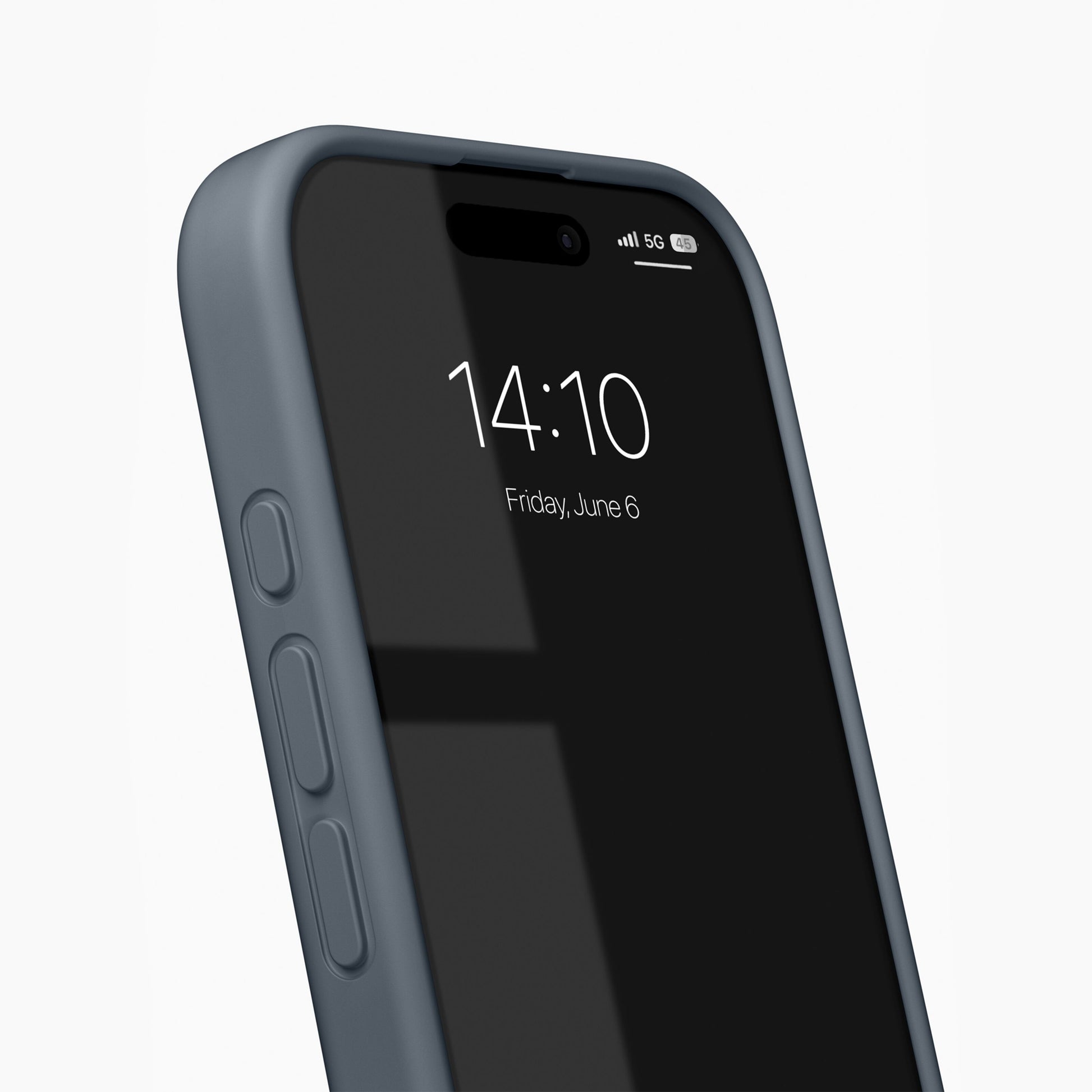 IDEAL OF SWEDEN Silikone MagSafe Cover Midnight Blue til iPhone 17, lockscreen med tid 14:10, d. 6/6, 5G og batteri-ikon.