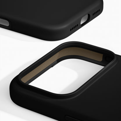 IDEAL OF SWEDEN Silikone MagSafe Cover til iPhone 17 Pro Sort med præcise udskæringer til port, kamera og højtaler.