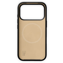 IDEAL OF SWEDEN silikone MagSafe cover iPhone 17 Pro Max guld bagside, sort kant, stort rektangulært kamerahul, logo nederst.