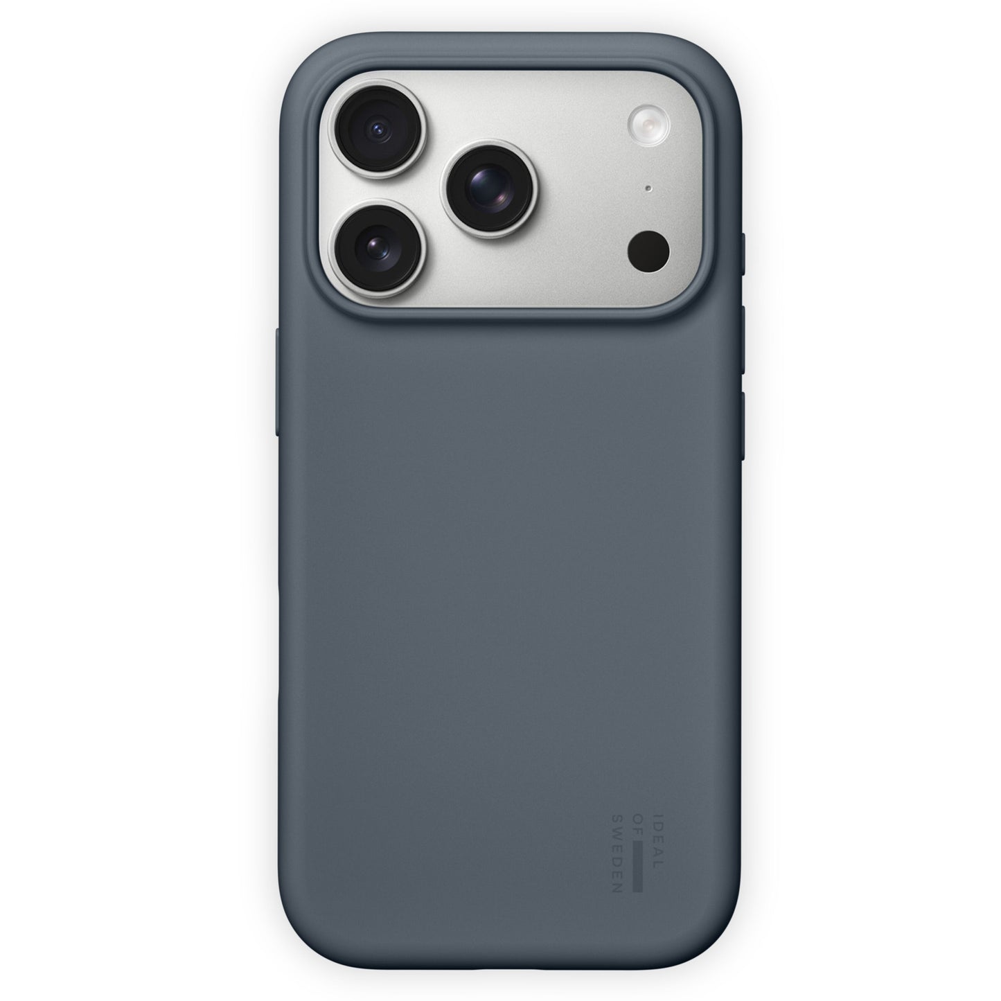 IDEAL OF SWEDEN Silikone MagSafe Cover til iPhone 17 Pro Max i Midnight Blue, lille logo nederst, udsnit af kamera og flash.