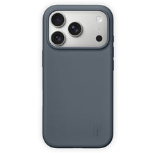 IDEAL OF SWEDEN Silikone MagSafe Cover til iPhone 17 Pro Max i Midnight Blue, lille logo nederst, udsnit af kamera og flash.
