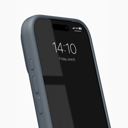 IPhone 17 Pro Max med IDEAL OF SWEDEN Silikone MagSafe Cover Midnight Blue, viser tid 14:10 og dato fredag 6. juni.