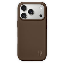 IDEAL OF SWEDEN Silicone MagSafe Cover Mocha Mousse til iPhone 17 Pro Max med hvidt logo nederst til højre.