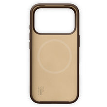 IDEAL OF SWEDEN Silicone MagSafe Cover i Mocha Mousse til iPhone 17 Pro Max, brun/guld, stort kamerahul, rund opladningssymbol.