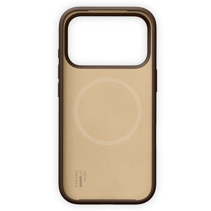 IDEAL OF SWEDEN Silicone MagSafe Cover i Mocha Mousse til iPhone 17 Pro Max, brun/guld, stort kamerahul, rund opladningssymbol.