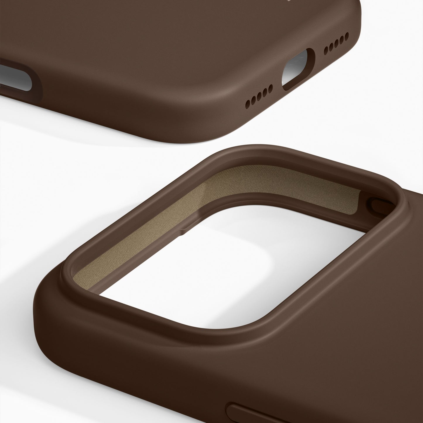 IDEAL OF SWEDEN Silicone MagSafe Cover til iPhone 17 Pro Max Mocha Mousse med præcise kamera- og portudskæringer.