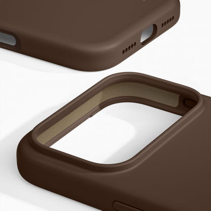 IDEAL OF SWEDEN Silicone MagSafe Cover til iPhone 17 Pro Max Mocha Mousse med præcise kamera- og portudskæringer.