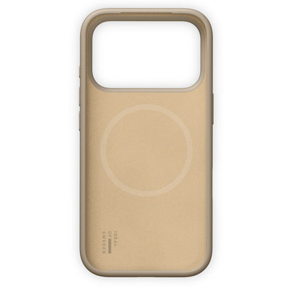 IDEAL OF SWEDEN Silicone MagSafe Cover i Perfect Beige til iPhone 17 Pro Max med stor kameraåbning og MagSafe-cirkel.