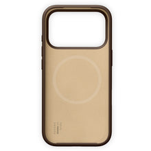 IDEAL OF SWEDEN silikone MagSafe cover i Mocha Mousse til iPhone 17 Pro med brune kanter, stor kameracutout og logo nederst.