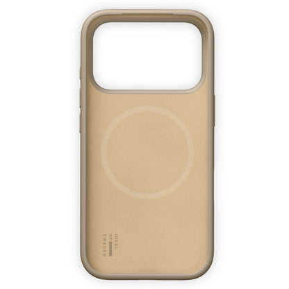 IDEAL OF SWEDEN Silikone MagSafe cover til iPhone 17 Pro, Perfect Beige, stort kameraudsnit og logo nederst.