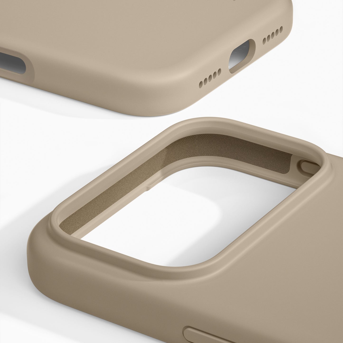 IDEAL OF SWEDEN Silicone MagSafe Cover til iPhone 17 Pro Perfect Beige, viser silikonefinish, kamerahul og portåbninger.