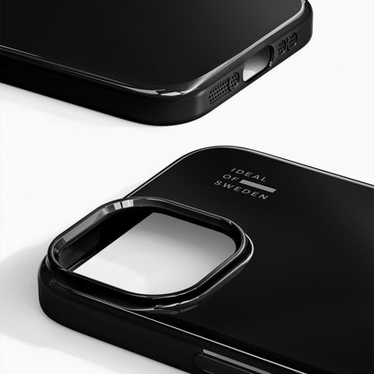 IDEAL OF SWEDEN Slim MagSafe Cover Glossy Sort til iPhone 13-17, genanvendt polycarbonat, hvide logo bagpå, præcise udskæringer.