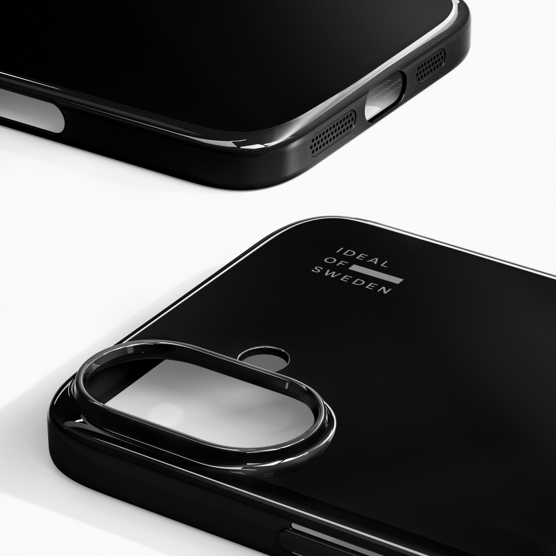 IDEAL OF SWEDEN Slim MagSafe cover til iPhone 17, Glossy Black, logo ved kamerahul, vist på iPhone 17.