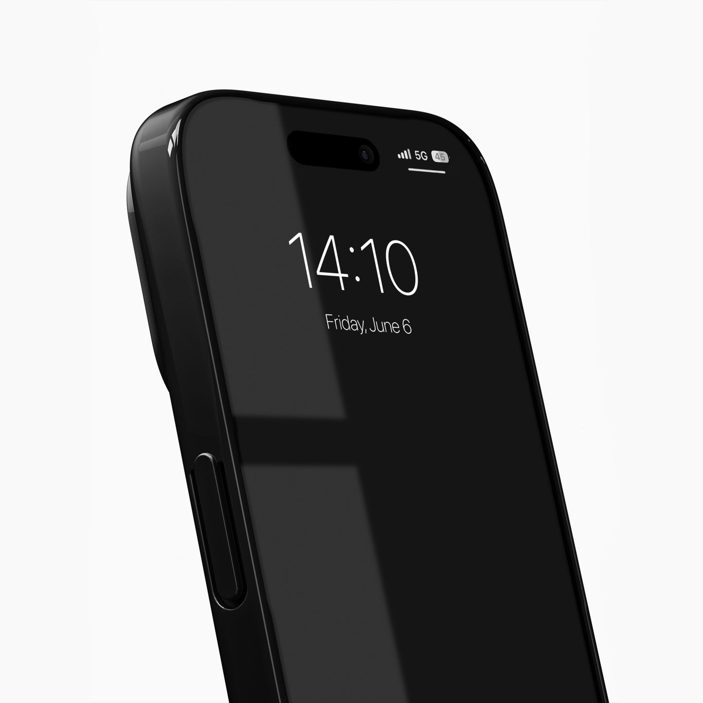 IPhone 17 med Slim MagSafe Case i Glossy Black (genanvendt polycarbonat), skærm viser 14:10, fredag d. 6/6, 5G og batteri.