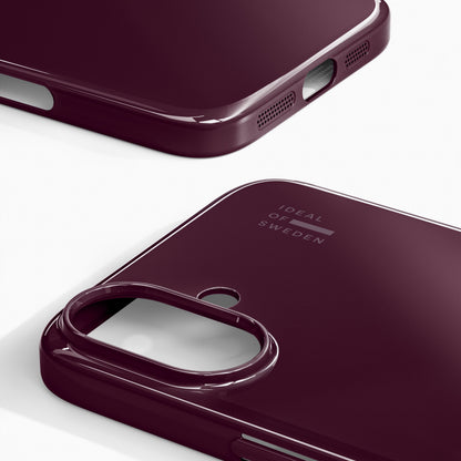 IDEAL OF SWEDEN Slim MagSafe Cover Glossy Cherry til iPhone 17 med udskæring til kamera, ladeport og præget logo.