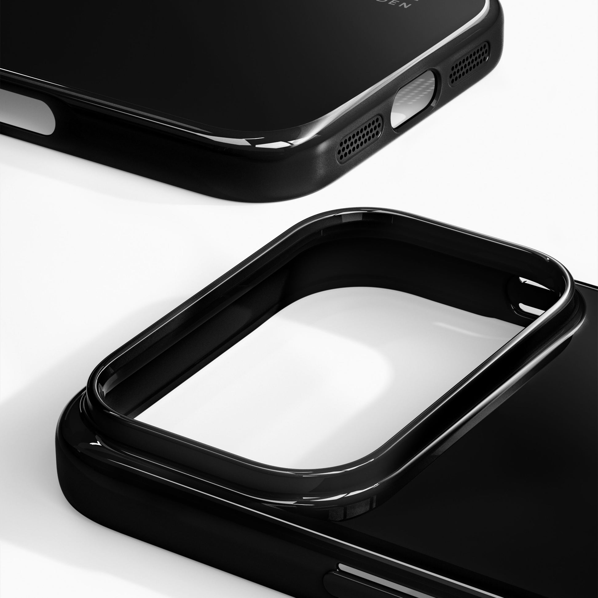 IDEAL OF SWEDEN Slim MagSafe Cover til iPhone 17 Pro, Glossy Black, med kamerahul og synlige sideknapper.