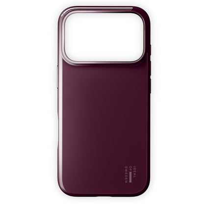 IDEAL OF SWEDEN Slim MagSafe Cover iPhone 17 Pro Glossy Cherry, mørkelilla, stor rektangulær kameracutout, hvid logo.