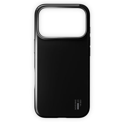 IDEAL OF SWEDEN Slim MagSafe Cover i Glossy Black til iPhone 17 Pro Max, stort kamerahul, logo nederst til højre.