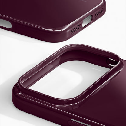 IDEAL OF SWEDEN Slim MagSafe Cover til iPhone 17 Pro Max i Glossy Cherry med udskæringer til port og kamera.