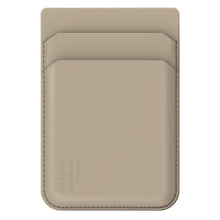 IDEAL OF SWEDEN magnetisk kortholder beige med MagSafe, synlige sømme langs kanten og Ideal Of Sweden-tekst.