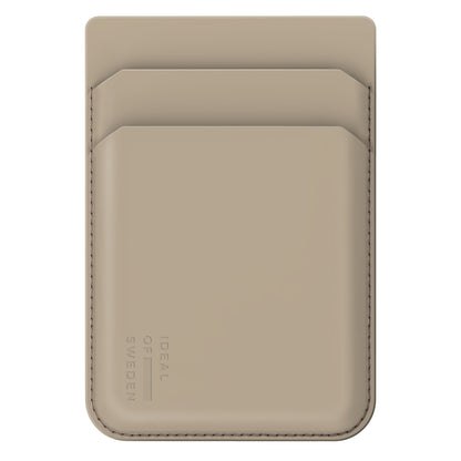 IDEAL OF SWEDEN magnetisk kortholder beige med MagSafe, synlige sømme langs kanten og Ideal Of Sweden-tekst.