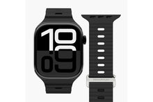 Vonmählen Wave Band 2 urrem til Apple Watch i sort, genanvendt silikone, sølvspænde, digital skærm viser 10:09, vandtæt.