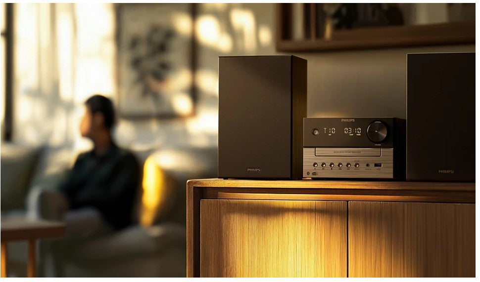 Philips Mikromusiksystem TAM3505 sort placeret på træskab med synlig DAB+/FM-radio og trådløs streaming-indikation.