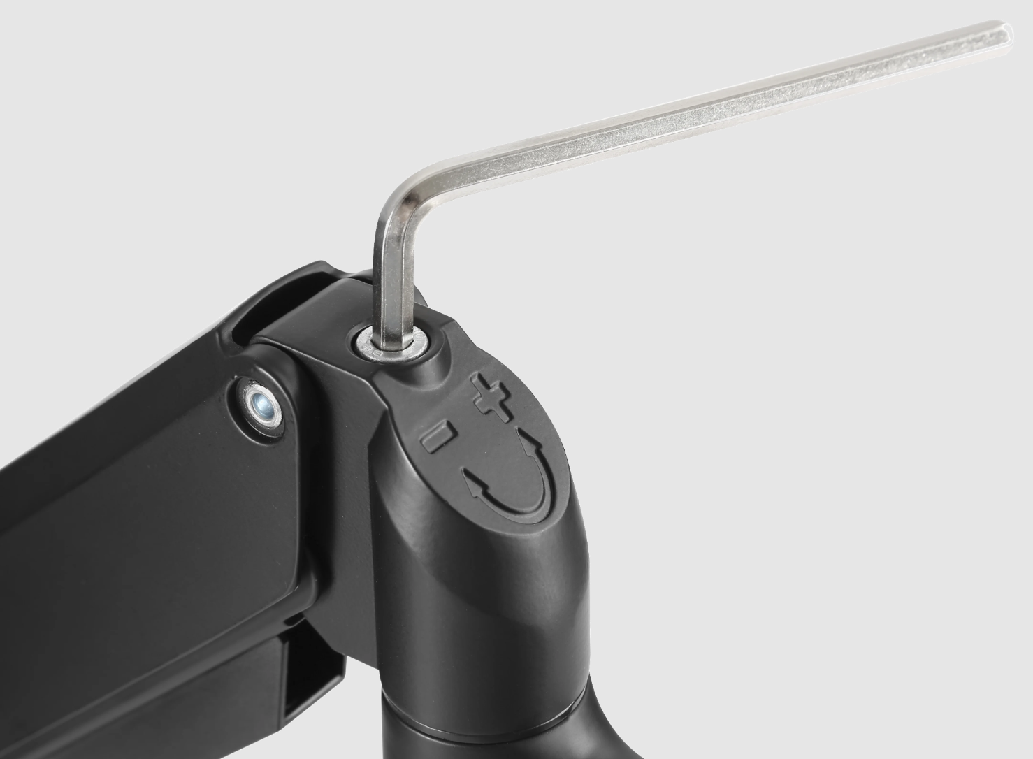 Dobbelt skærmbeslag 17"-32" sort, justeringsskrue med sølv unbrakonøgle og plus/minus symboler for tiltmodstand.