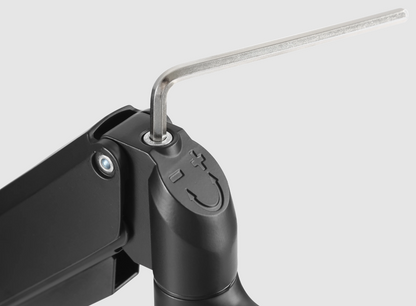 Dobbelt skærmbeslag 17"-32" sort, justeringsskrue med sølv unbrakonøgle og plus/minus symboler for tiltmodstand.