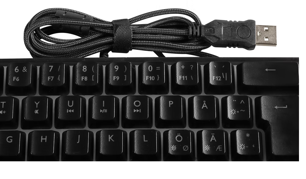Deltaco RGB gaming keyboard 60 sort med nordisk layout, synlig snoet USB-kabel og velcrostrop.