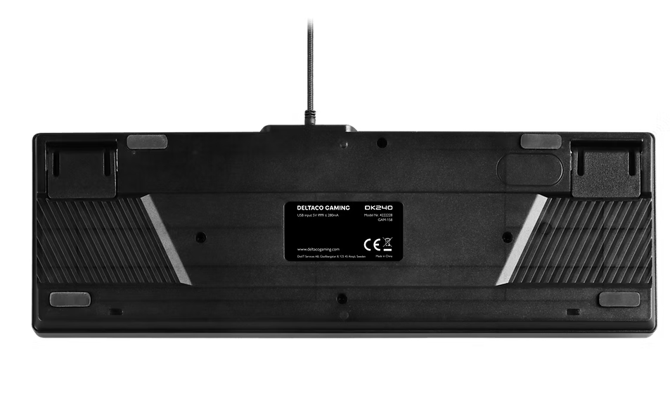 Deltaco RGB Gaming Keyboard Nordic layout Sort underside med gummifødder, central produktlabel, to foldbare standere.