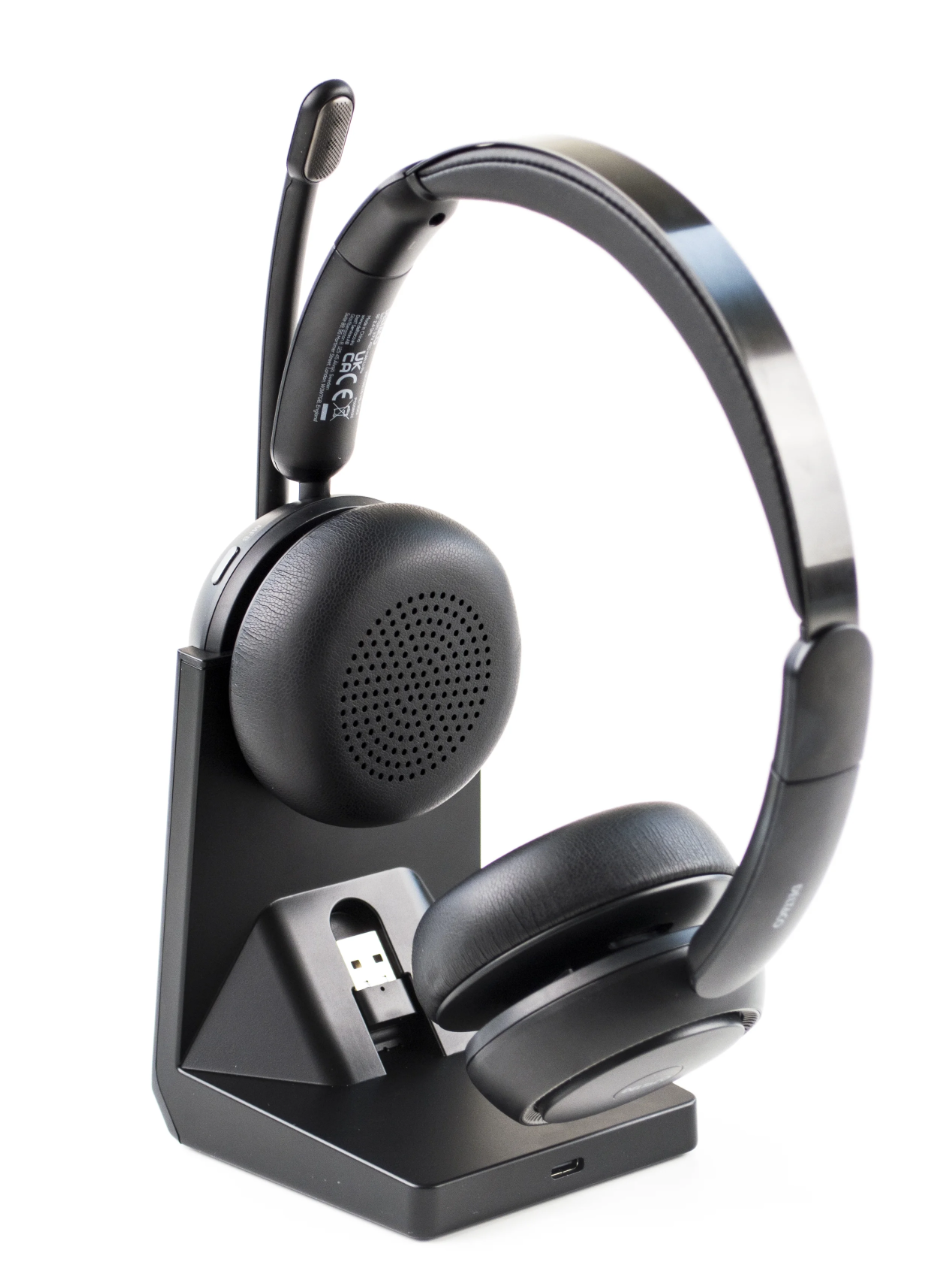 Deltaco trådløst stereoheadset sorteret på ladestation med USB-dongle, hurtig mikrofon, Bluetooth 5.2 og AI støjreduktion.