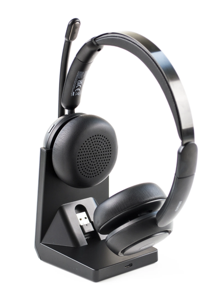 Deltaco trådløst stereoheadset sorteret på ladestation med USB-dongle, hurtig mikrofon, Bluetooth 5.2 og AI støjreduktion.