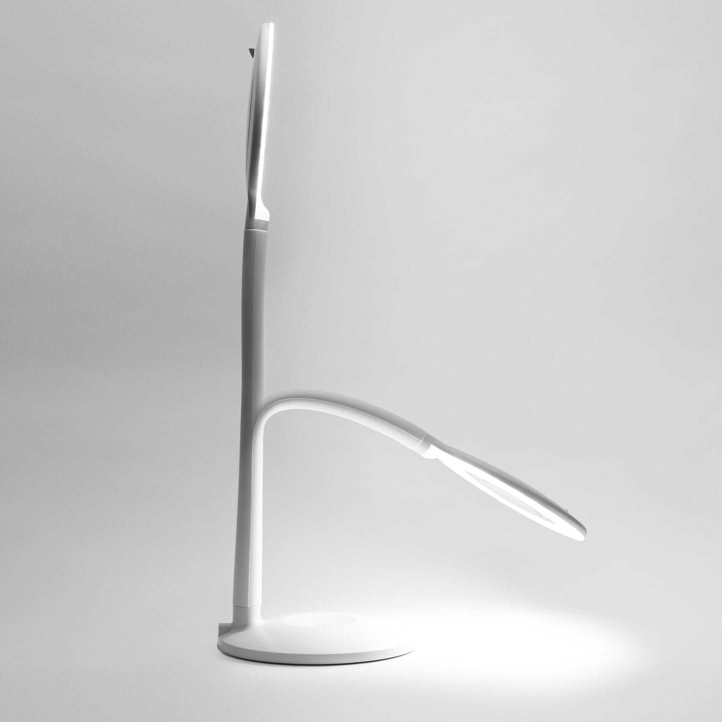 Arbejdsbelysning med LED 410 lm, forstørrelse, buet hals og cirkulær base, farve grå.