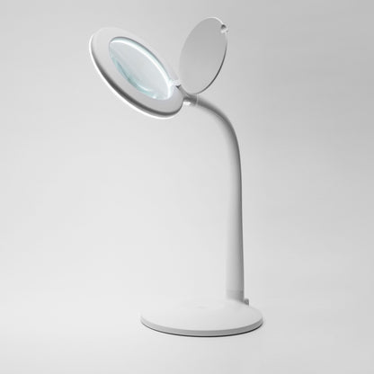 Arbejdsbelysning med forstørrelse LED 410 lm, cirkulær linse, justerbar arm og rund base.