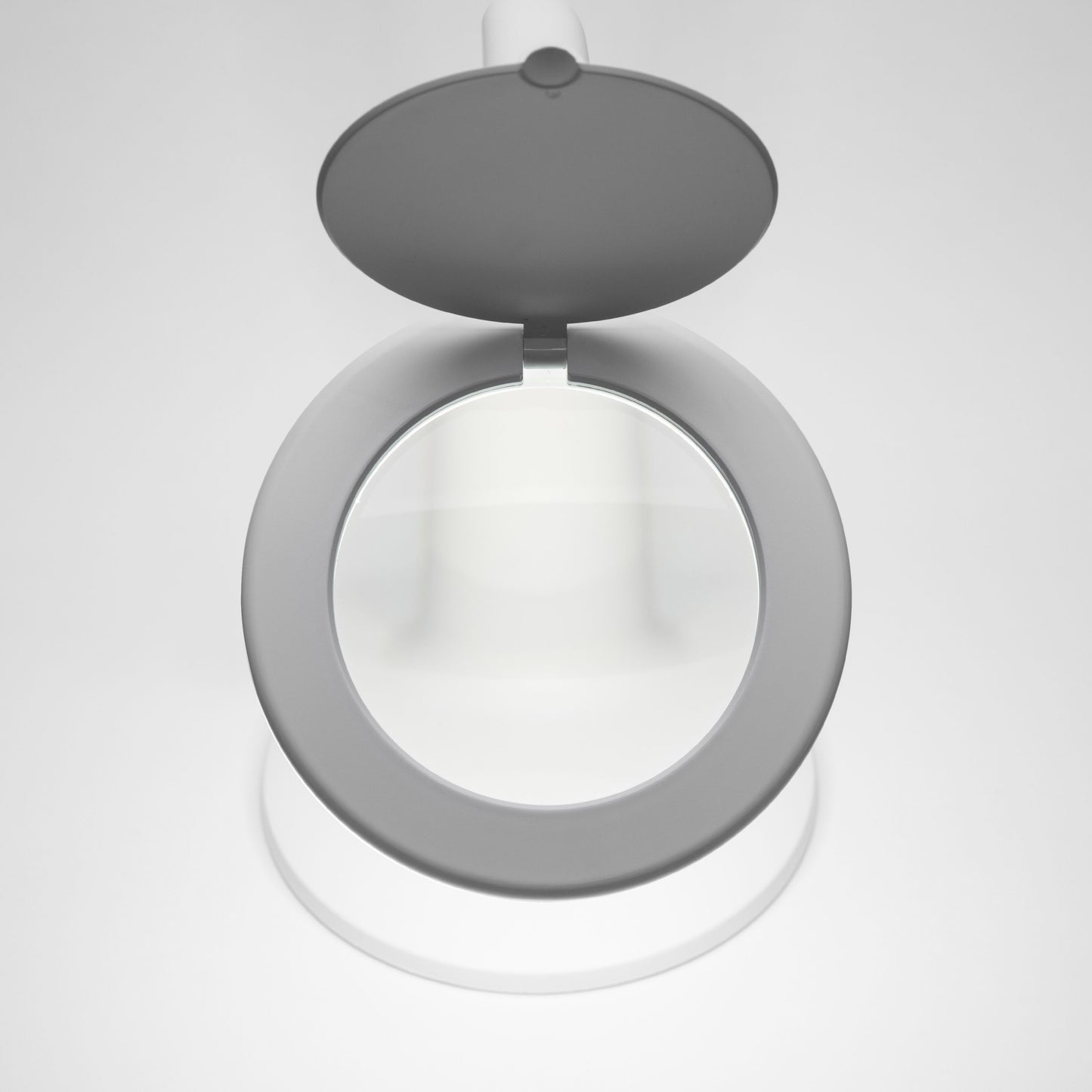 Ledsavers Arbejdsbelysning med forstørrelse LED 410 lm, gråt låg åbent, belyst lup fra ovn.