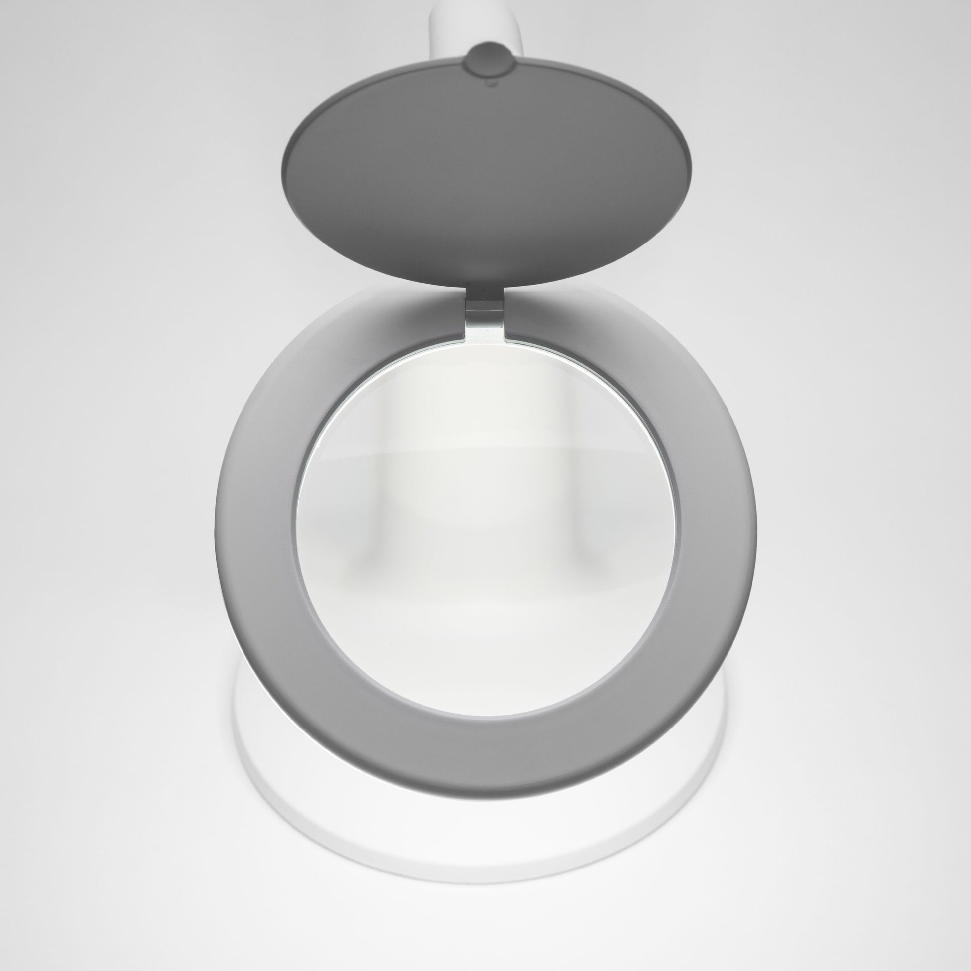 Ledsavers Arbejdsbelysning med forstørrelse LED 410 lm, gråt låg åbent, belyst lup fra ovn.