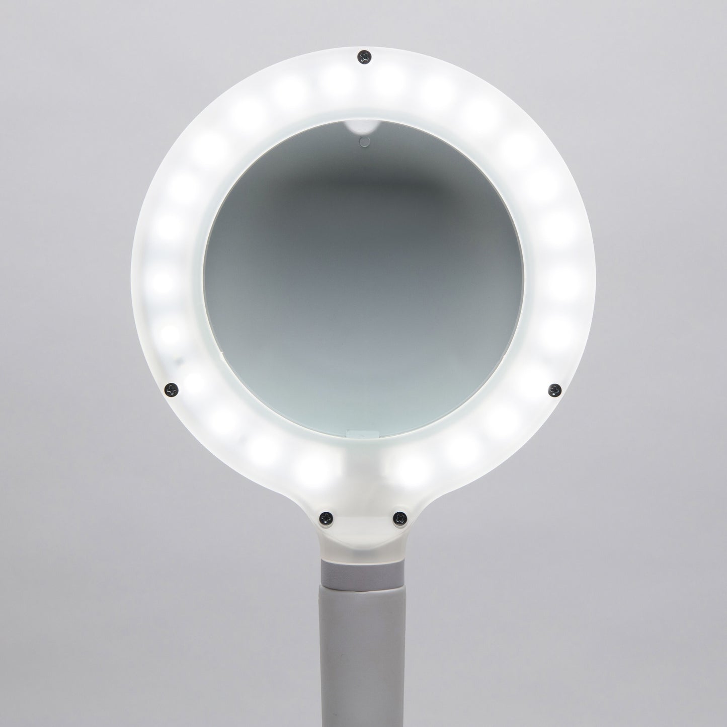 Ledsavers Arbejdsbelysning med forstørrelse LED 410 lm, hvid rund lampe med lup og grå stander.