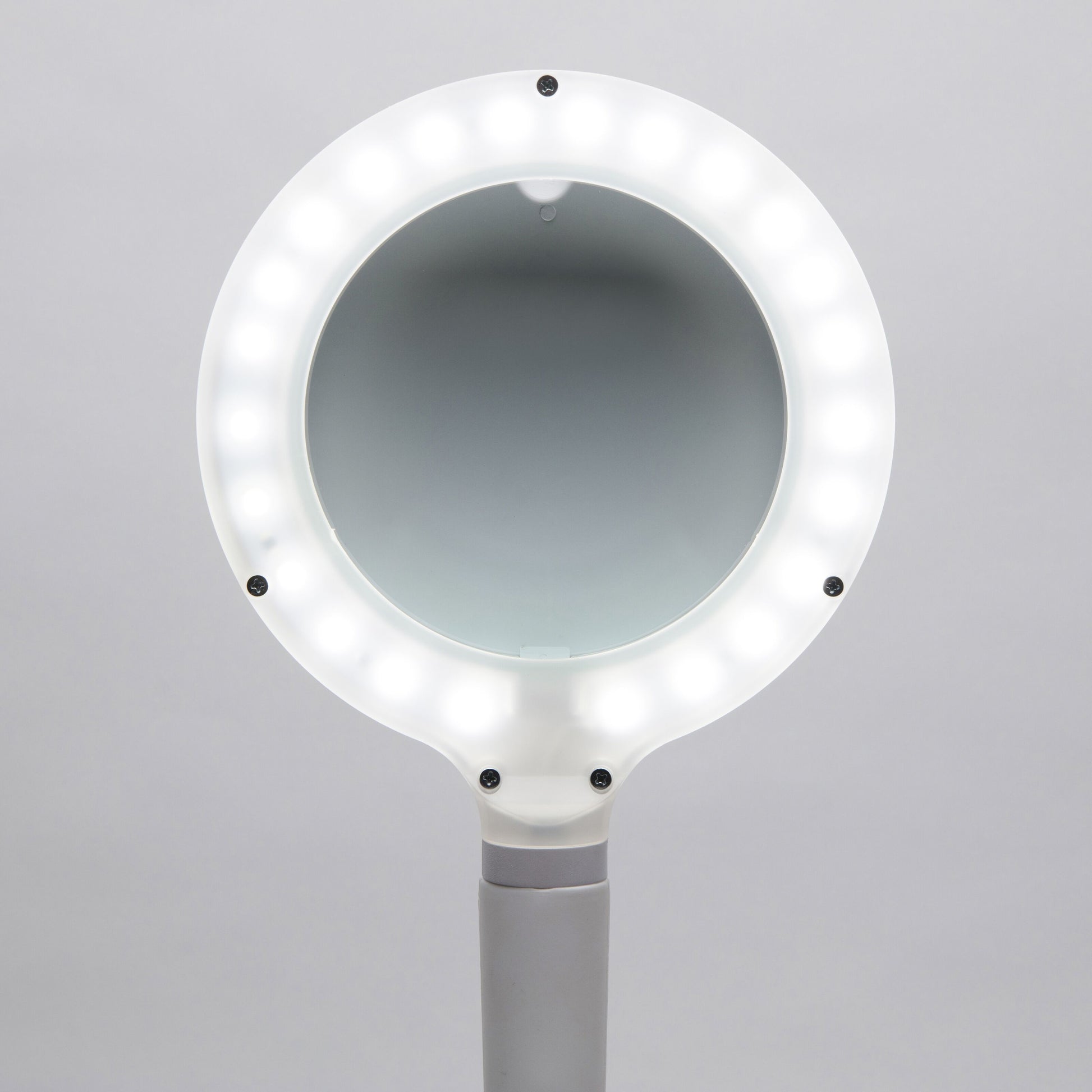Ledsavers Arbejdsbelysning med forstørrelse LED 410 lm, hvid rund lampe med lup og grå stander.