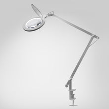Ledsavers LED arbejdsbelysning med forstørrelsesglas, 570 lm, hængslet låg, klemmebeslag og lang leddelt arm.