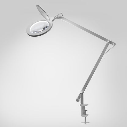 Ledsavers LED arbejdsbelysning med forstørrelsesglas, 570 lm, hængslet låg, klemmebeslag og lang leddelt arm.
